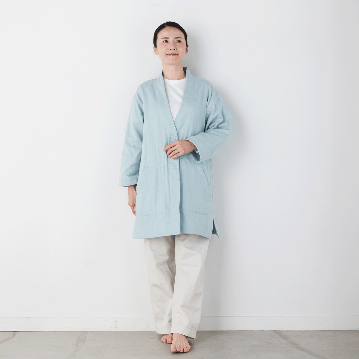 3重ガーゼパジャマを着用してリラックスする日本人女性