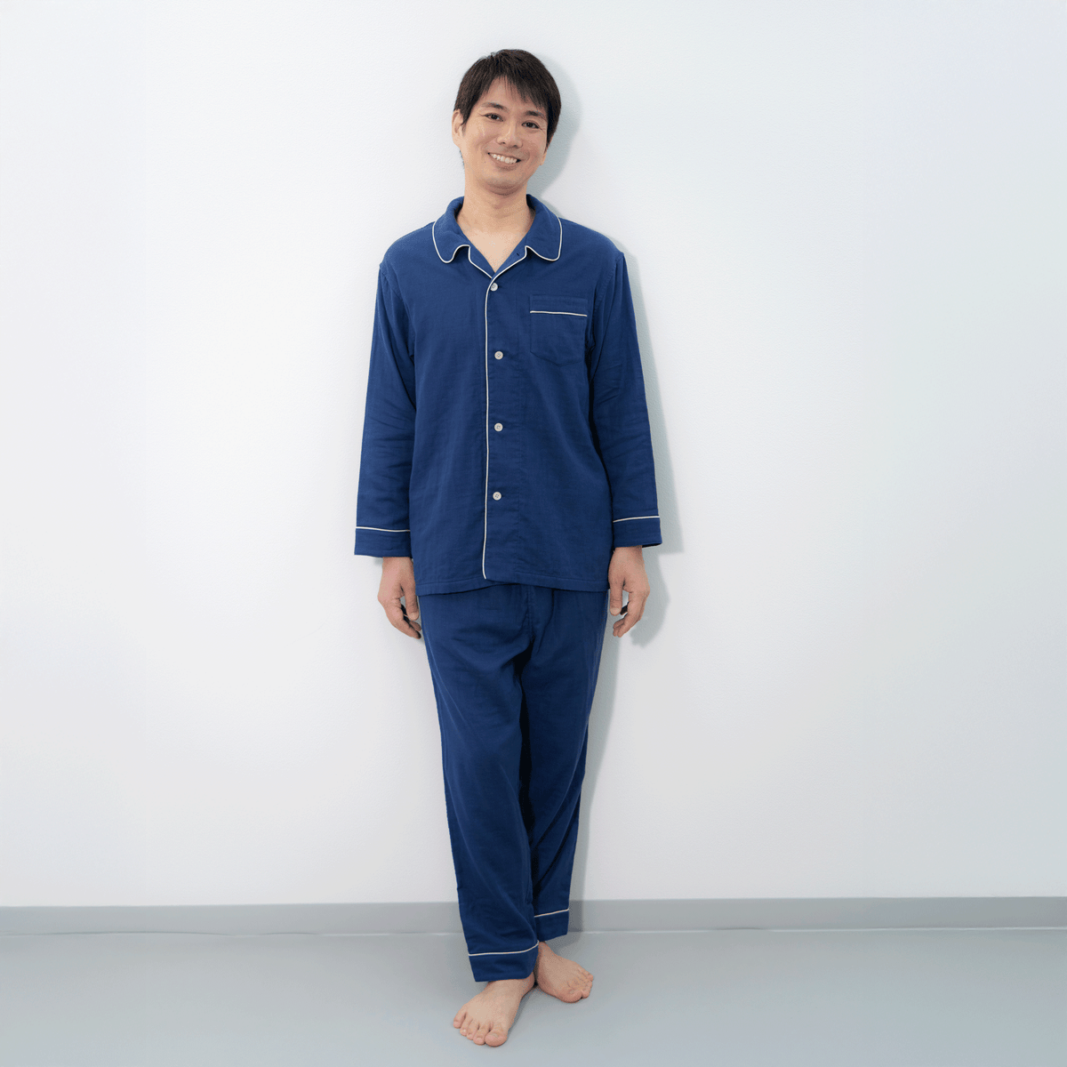 3重ガーゼパジャマを着用してリラックスする日本人女性