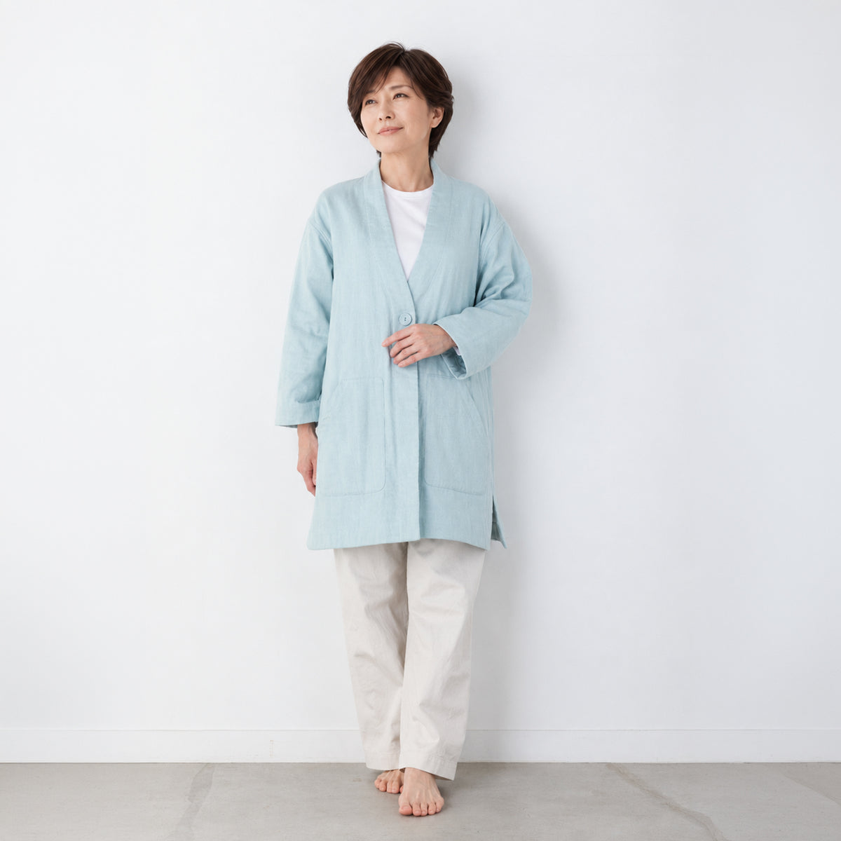 3重ガーゼパジャマを着用してリラックスする日本人女性