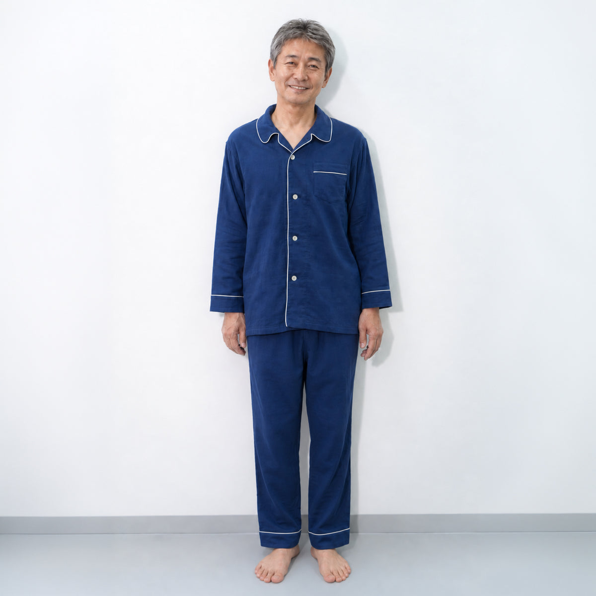 3重ガーゼパジャマを着用してリラックスする日本人女性