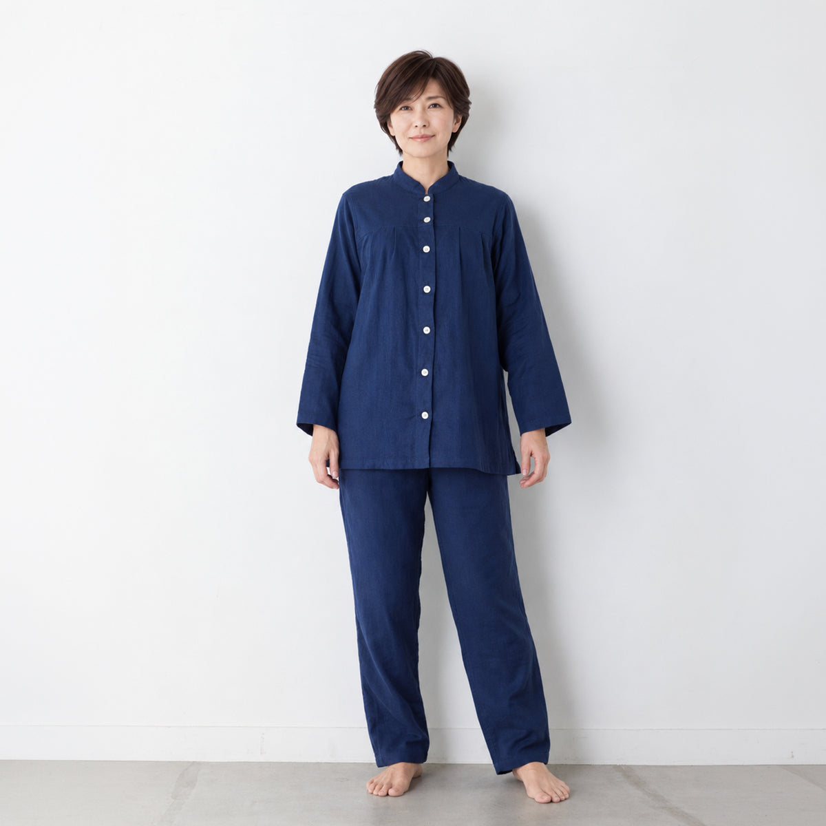 3重ガーゼパジャマを着用してリラックスする日本人女性