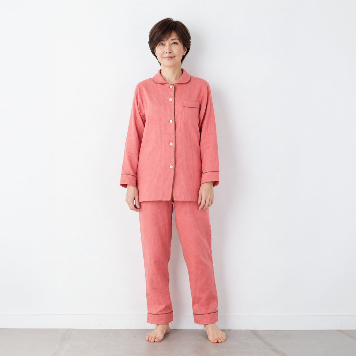 3重ガーゼパジャマを着用してリラックスする日本人女性